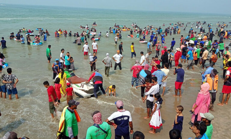 কক্সবাজারে পর্যটকের উপচেপড়া ভিড়