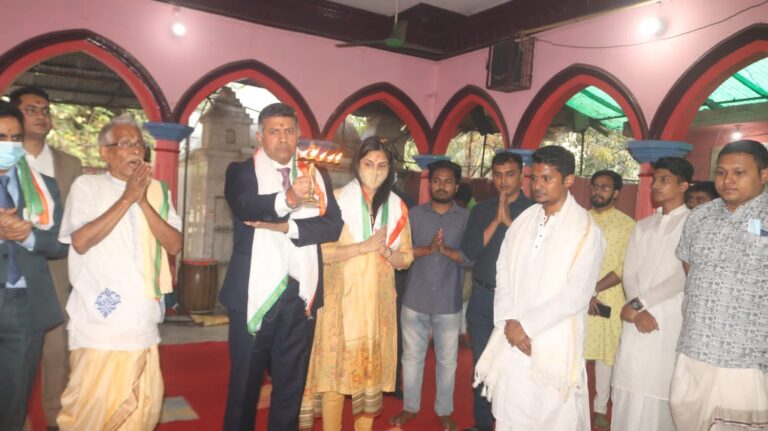চট্টেশ্বরী মন্দিরে পূজা দিলেন ভারতীয় হাইকমিশনার বিক্রম কুমার দোরাইস্বামী