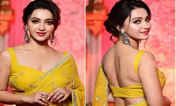 হলুদ শাড়িতে নজর কাড়ছে কৌশানি