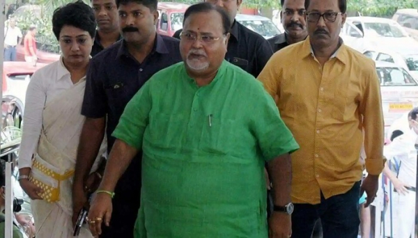 দুর্নীতির অভিযোগে পশ্চিমবঙ্গের শিল্পমন্ত্রী গ্রেফতার