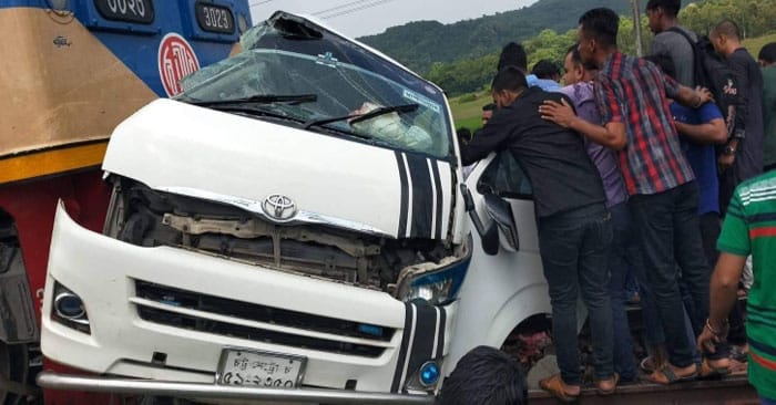 হাটহাজারীর ১১ পর্যটক মিরসরাইয়ে ট্রেন-মাইক্রোবাস সংঘর্ষে  নিহত