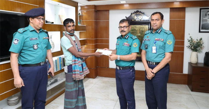 রিকশাচালককে পুরস্কৃত করলেন সিএমপি কমিশনার