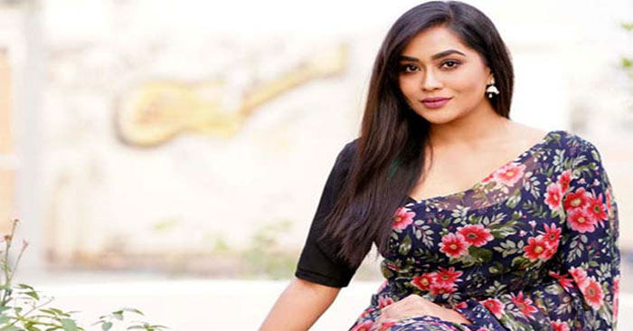 চমক নিয়ে আসছেন মম