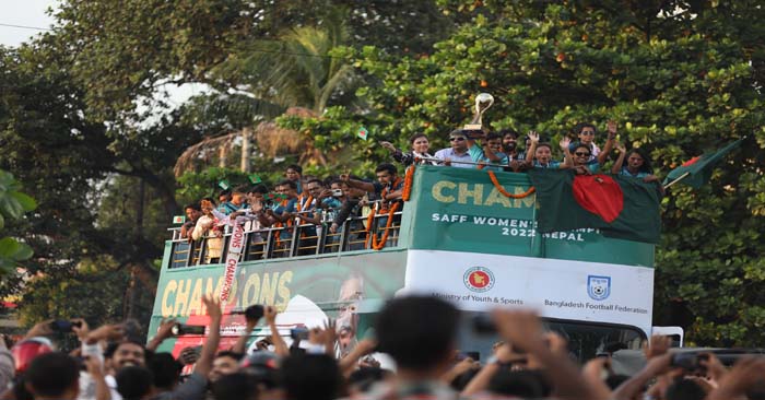 দেশের মানুষ আমাদের এত ভালোবাসে