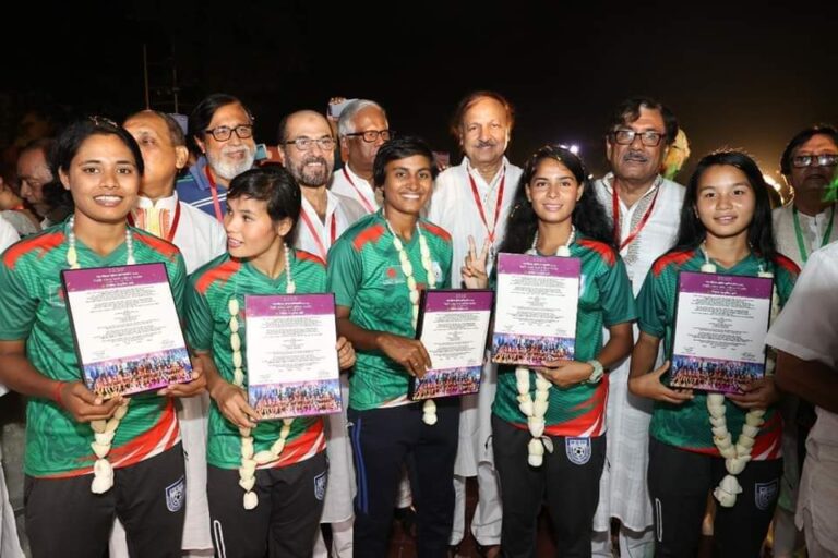 সাফজয়ী নারী ফুটবল দলকে সম্মিলিত সাংস্কৃতিক জোটের সংবর্ধনা