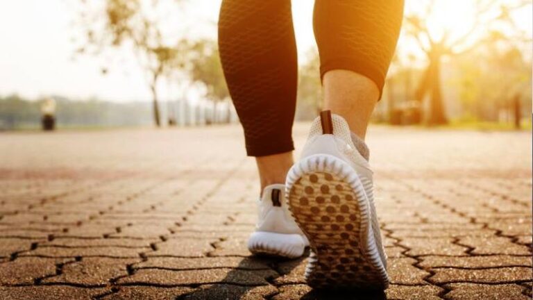 ডিমেনশিয়ার ঝুঁকি কমাতে প্রতিদিন যে কয় কদম হাঁটবেন