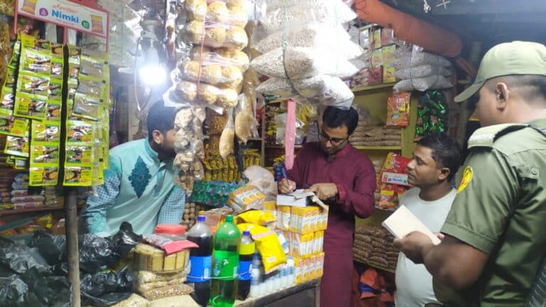 হাটহাজারীতে বিদ্যুৎ সাশ্র‍য়ে ৯ দোকানকে জরিমানা