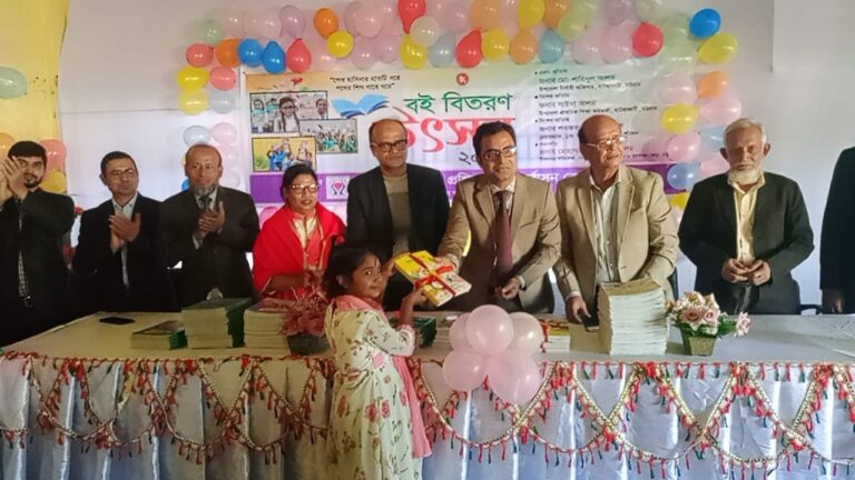 সুবিধাবঞ্চিত শিশুদের বই বিতরণ করলেন ইউএনএ শাহিদুল আলম