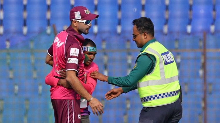 চট্টগ্রামের মাঠে হঠাৎ ঢুকে পড়লেন মাশরাফি ভক্ত