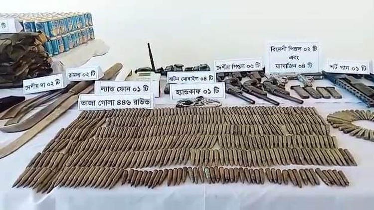 টেকনাফে বিপুল পরিমাণ অস্ত্র ও গোলাবারুদ উদ্ধার