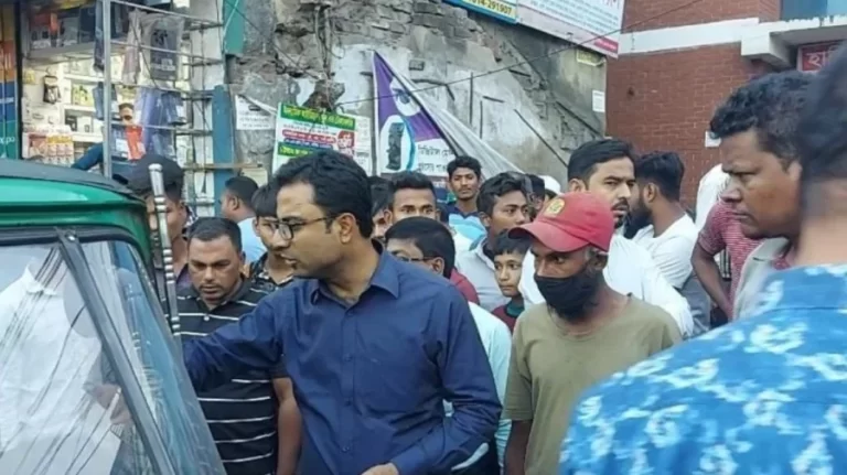 হাটহাজারীতে যানজট নিরসনে অভিযানে জরিমানা আদায়