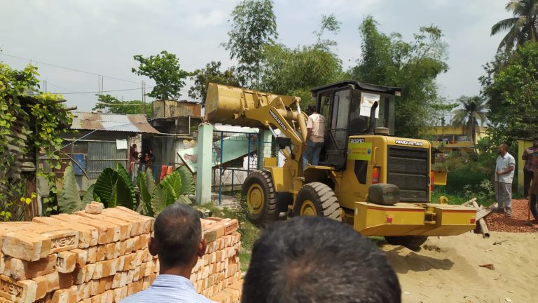 হাটহাজারীর বুড়িশ্চর কৃষ্ণখালীতে অবৈধ স্থাপনা উচ্ছেদ