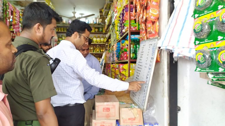 ৩ দোকানিকে বিশ হাজার টাকা জরিমানা