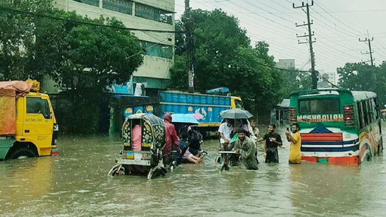 কক্সবাজার-চট্টগ্রাম রুটে যান চলাচল বন্ধ