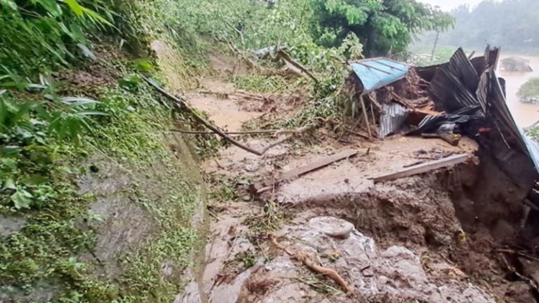 বান্দরবানে পাহাড় ধসে মা-মেয়ে নিহত