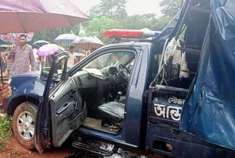 সীতাকুণ্ডে পুলিশের টহল ভ্যানে ট্রেনের ধাক্কা, নিহত ৩
