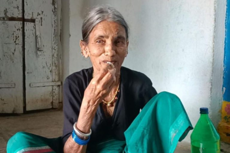 ১৫ বছর ধরে শুধু চক খেয়ে বেঁচে আছেন তিনি!