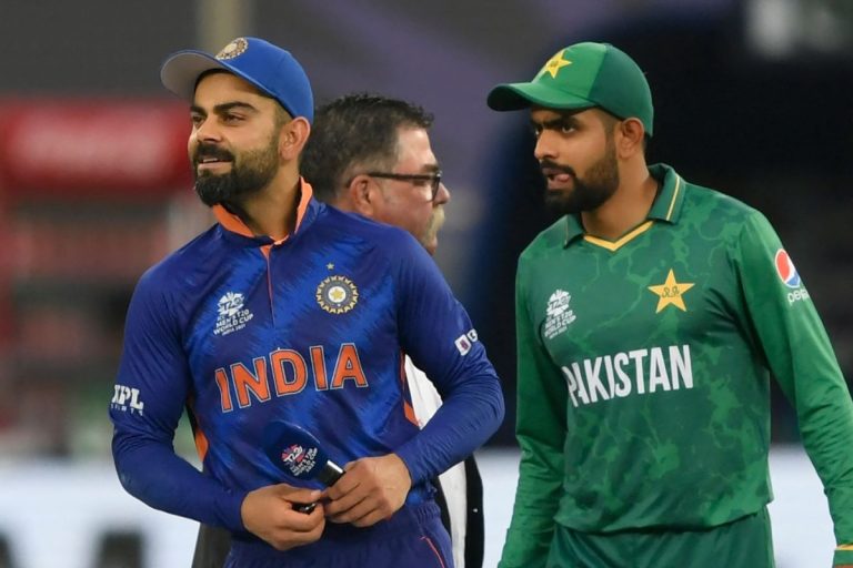 বাবরকে জার্সি দিলেন কোহলি, ক্ষিপ্ত ওয়াসিম