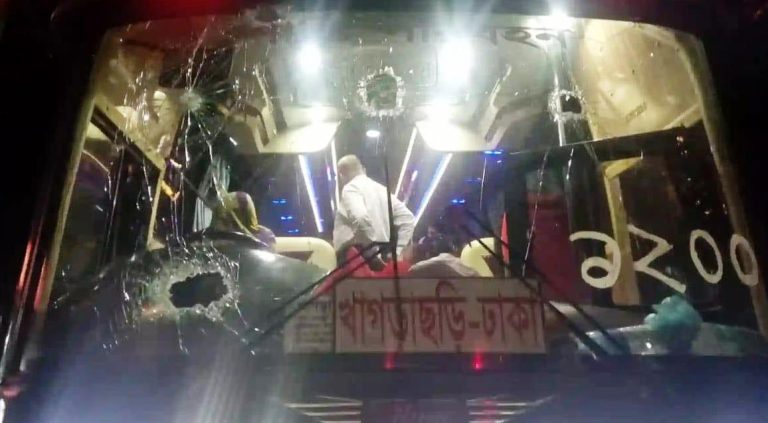 খাগড়াছড়িতে  ৭ যাত্রীবাহী বাসে ভাঙচুর