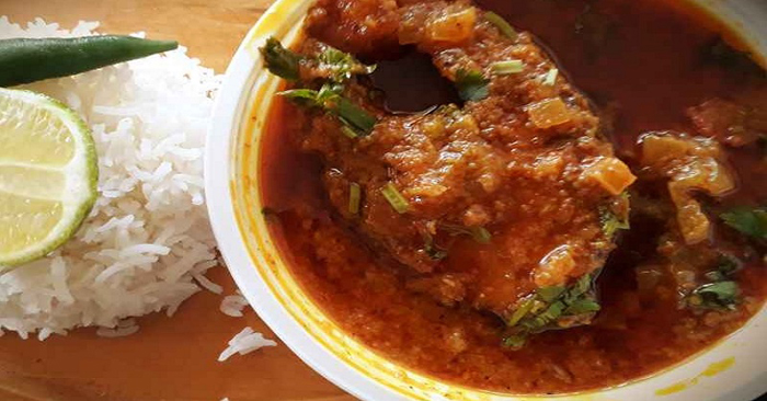 গরম ভাতের সঙ্গে রুই মাছের রেজালার স্বাদ