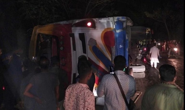 বান্দরবানে পর্যটকবাহী বাস উল্টে আহত ৩২