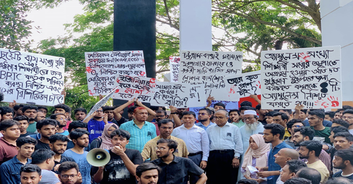 তীব্র গরমেও চুয়েটে আন্দোলনে শিক্ষার্থীরা, দাবি আদায়ে ১০ দফা