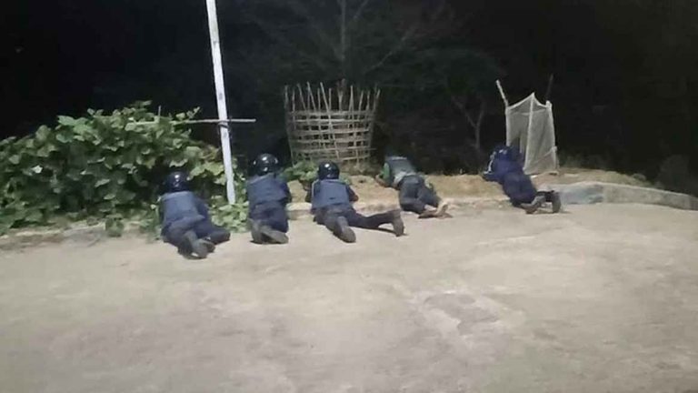 পুলিশের সঙ্গে থানচিতে গোলাগুলি