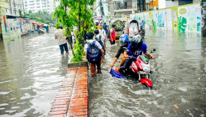 চট্টগ্রামে ভারী বর্ষণ অব্যাহত, ডুবল নিচু এলাকা, পাহাড় ধসের শঙ্কা