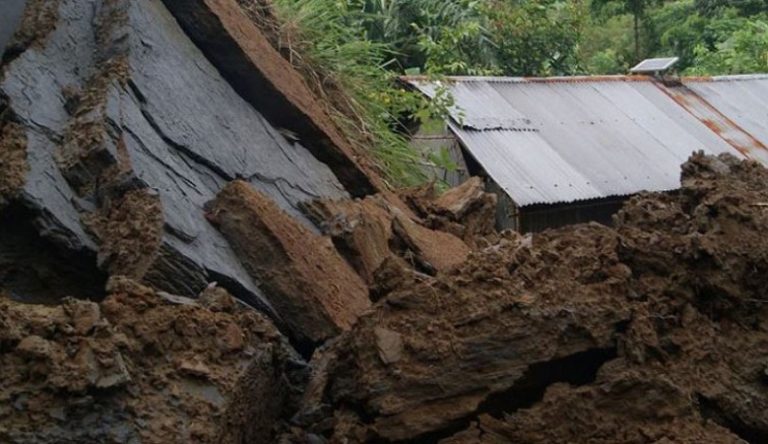 পাহাড়ধসের শঙ্কা, ঝুঁকিপূর্ণ এলাকা থেকে সরে যেতে মাইকিং