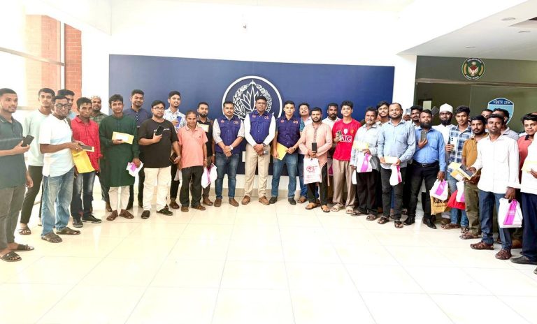 চট্টগ্রামে হারিয়ে যাওয়া ৫১টি মোবাইল ফিরে পেল মালিকরা