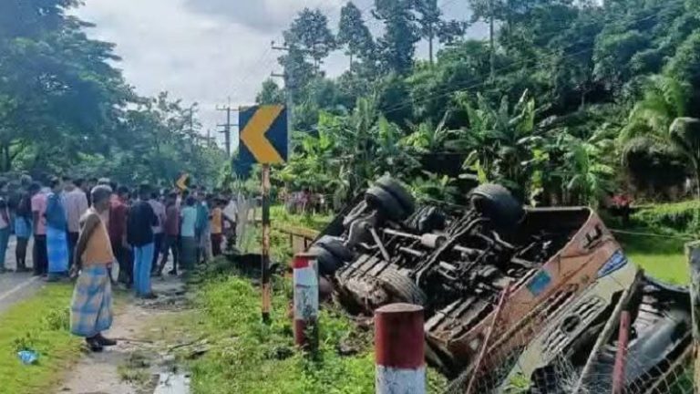 কক্সবাজারে বাস-কাভার্ডভ্যান মুখোমুখি সংঘর্ষে বাবা-ছেলেসহ নিহত ৩