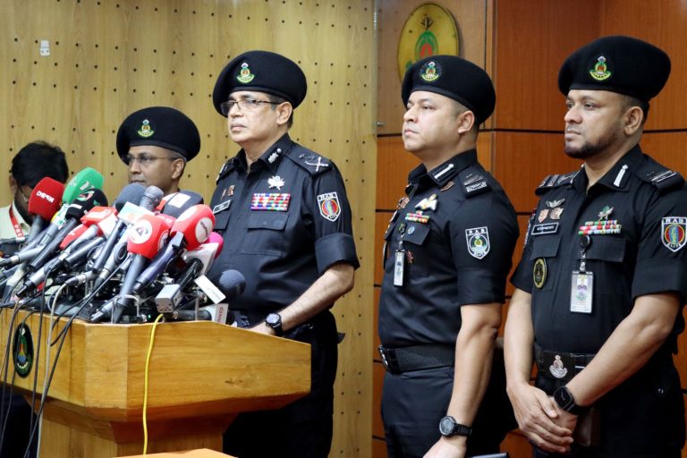 ফ্লাইটে বোমাতঙ্ক: ছেলের পরকীয়া ঠেকাতে মিথ্যা তথ্য দিয়েছিলেন মা, জানাল র‍্যাব