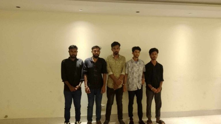 গুলশানে সমন্বয়ক পরিচয়ে চাঁদাবাজির অভিযোগে আটক ৫