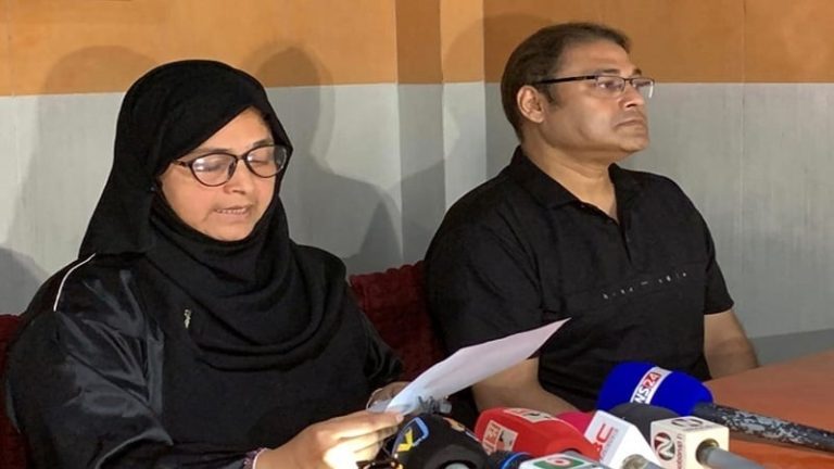 মব সৃষ্টি করে টাকা ‘লুটপাট’ করার অভিযোগ