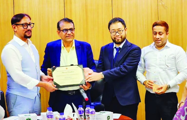 দেশসেরা সিটি কর্পোরেশনের পুরস্কার গ্রহণ করলেন মেয়র শাহাদাত