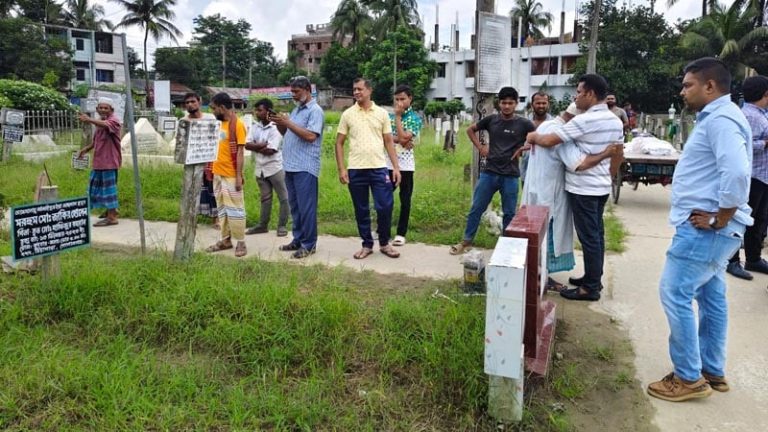 গোপালগঞ্জে ৩ জনের লাশ ময়নাতদন্তের জন্য কবর থেকে তোলা হচ্ছে