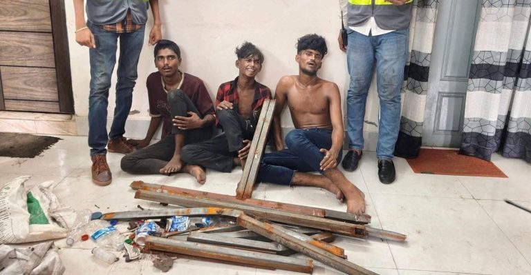 চট্টগ্রামে ফ্লাইওভারের নাট–বল্টু চুরির সময় তিনজন আটক