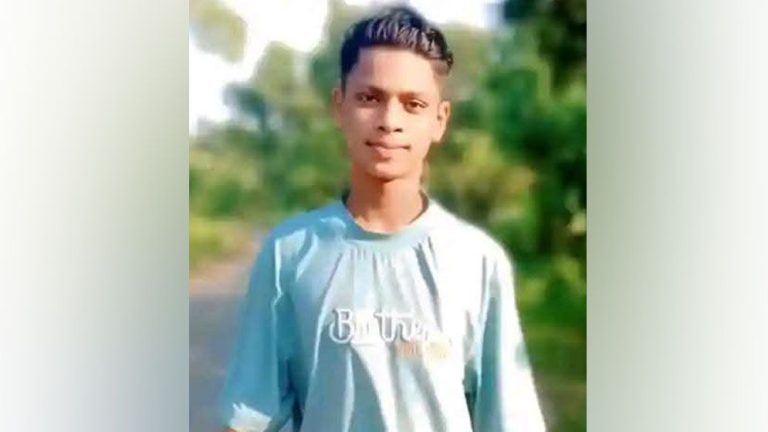 ফুটবল খেলা কেন্দ্র করে ছুরিকাঘাতে স্কুলছাত্র নিহত