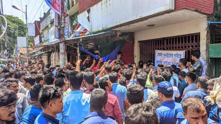 পটিয়ায় চলছে না ব্যাংক লেনদেন, চাকরিচ্যুতদের অবরোধ