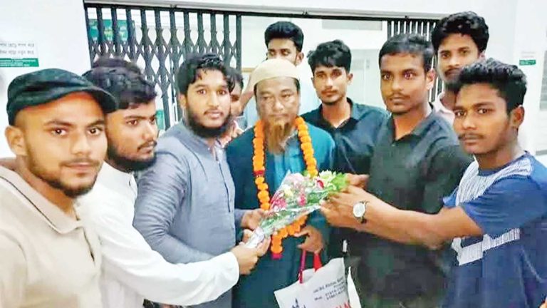 রংপুর নকলসহ ধরা পড়ে কারাবাস, মুক্তির পর প্রভাষককে ফুলের মালা পরাল পরীক্ষার্থীরা