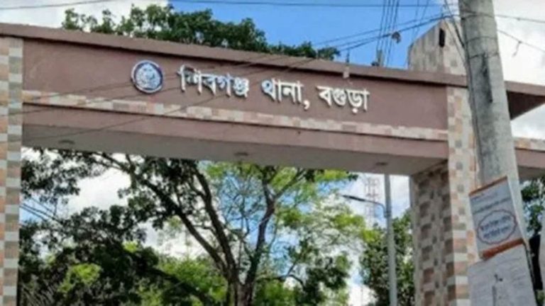 প্রবাসীর বাড়িতে লুটপাটের পর স্ত্রী-ছেলেকে কুপিয়ে হত্যা