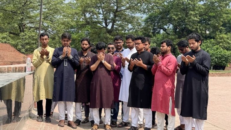 রায়েরবাজারে ৭১’র শহীদদের প্রতি ডাকসু নেতাদের শ্রদ্ধা