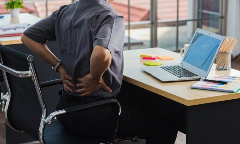 দীর্ঘসময় ডেস্কে বসে থাকলে যেসব স্বাস্থ্যঝুঁকি হতে পারে