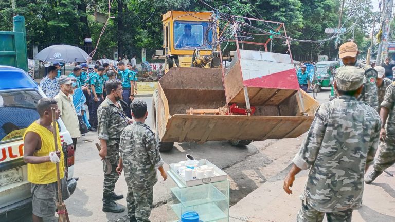 সড়ক ও ফুটপাত থেকে ৪৫ টি অস্থায়ী দোকান উচ্ছেদ