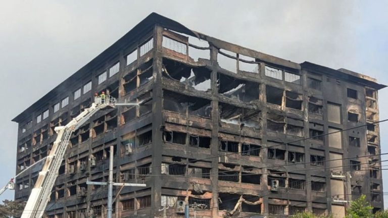 ১৭ ঘণ্টা পর নিয়ন্ত্রণে চট্টগ্রামের কারখানার আগুন