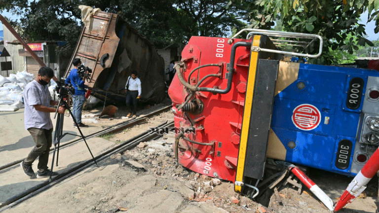 ট্রাকের ধাক্কায় পড়ে গেল ট্রেনের ইঞ্জিন, নিহত ১