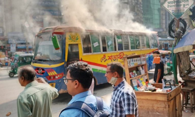 এবার মিরপুরে বাসে আগুন