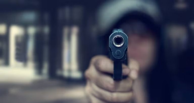 খুলনায় ঘরে ঢুকে পরিবারের ৪ সদস্যকে গুলি