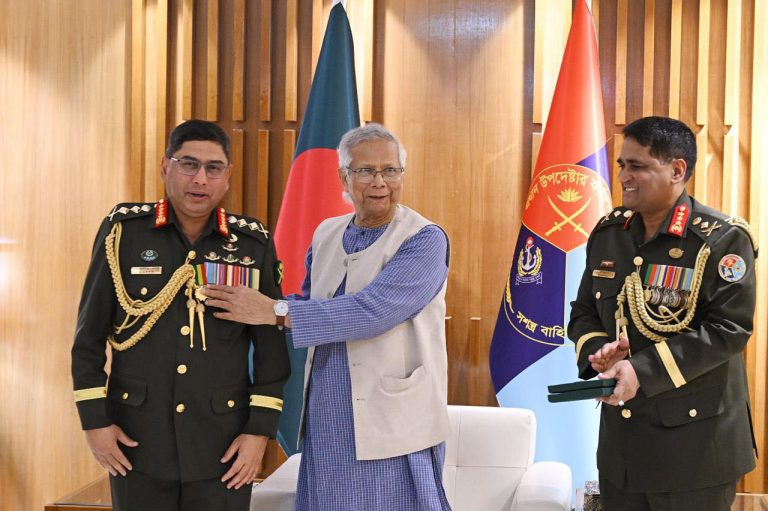 সেনাপ্রধানকে ‘সেনাবাহিনী পদক’ দিলেন প্রধান উপদেষ্টা