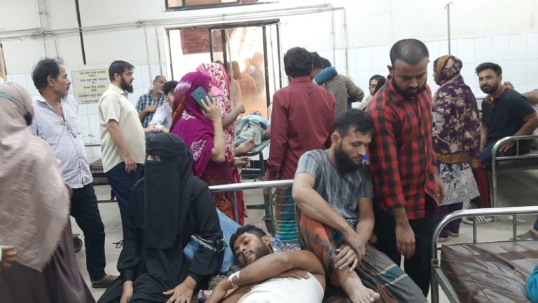 ভূমিকম্পের সময় ভবন থেকে দৌড়ে-লাফিয়ে নামতে গিয়ে আহতদের ভিড় হাসপাতালে
